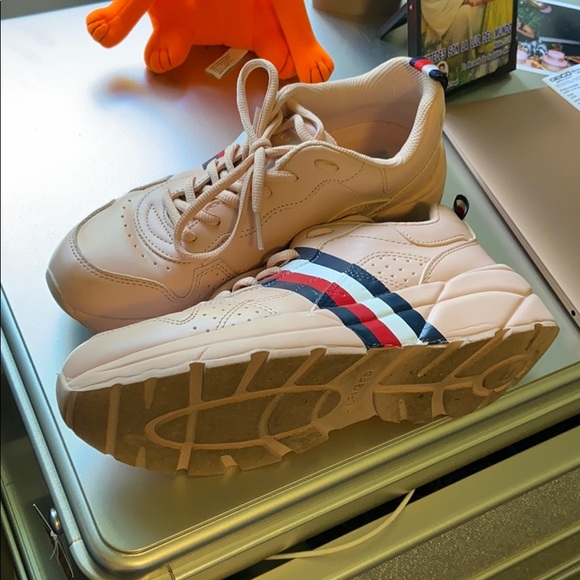 Tommy Hilfiger pink shoes - Picture 2 of 3